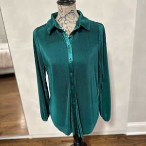 Beautiful emerald green pleated Ro & De blouse. Medium